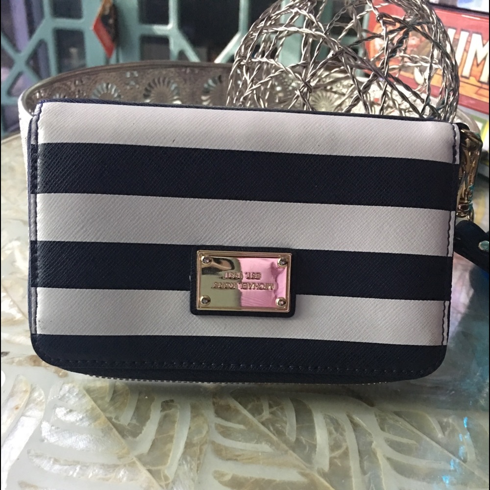 Wallet/wristlet
